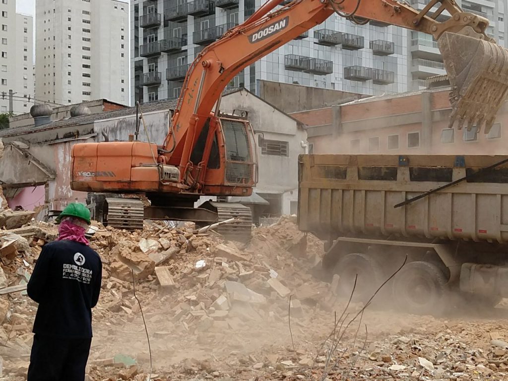 foto da obra da demolidora