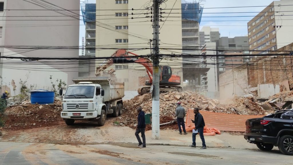 Demolir para Renovar