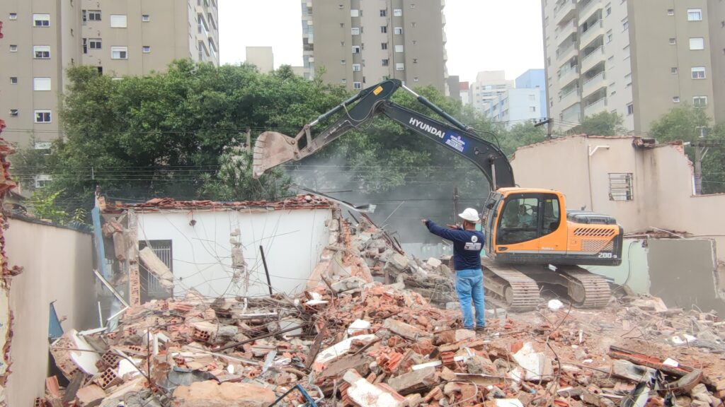 demolicao-mecanica-escavadeira-hyundai-200-9-alvenaria