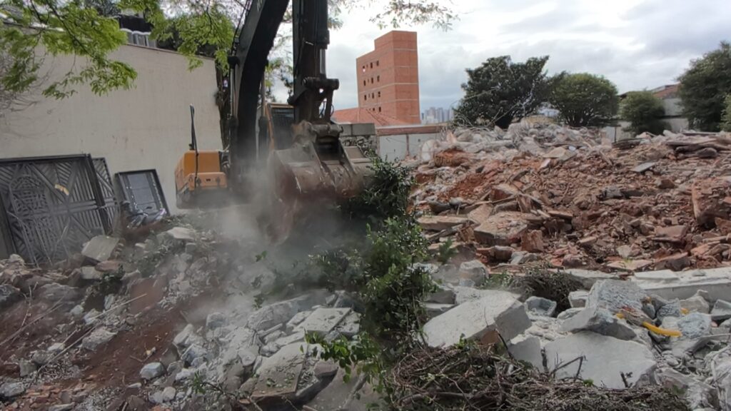 demolicao-mecanica-pesada-rompimento-estrutura-concreto